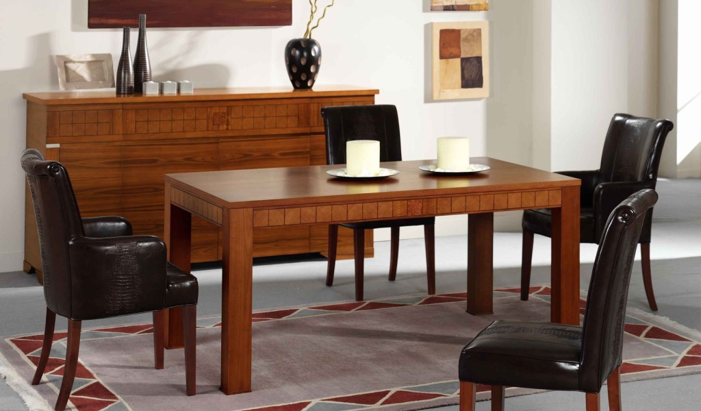 Небольшой стол в столовой