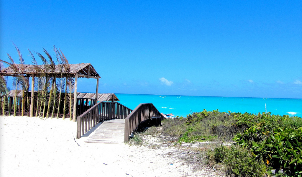 Выход на пляж на курорте Кайо Санта Мария, Куба