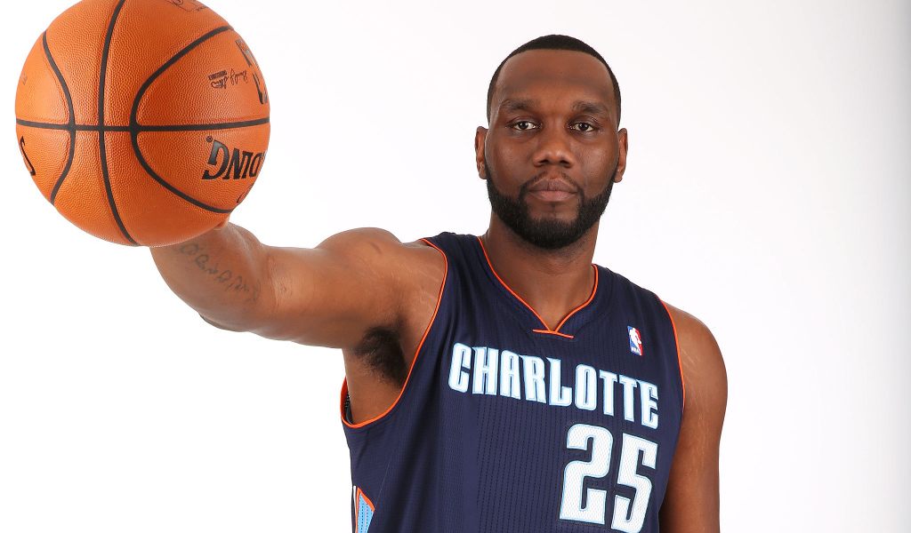 Эл Джефферсон с баскетбольным мячом