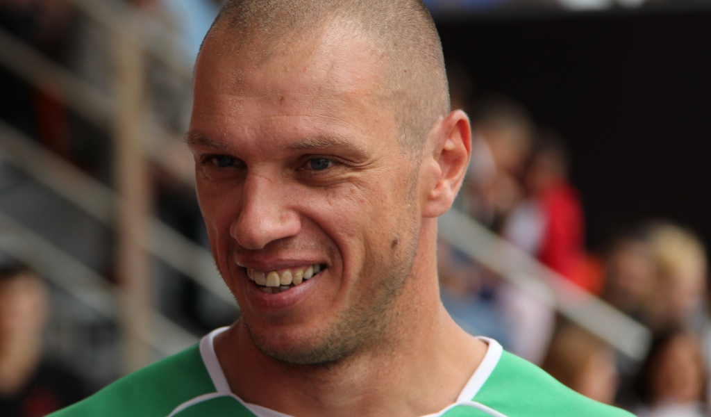 Александр Филимонов вратарь клуба Арсенал Тула на фоне трибун