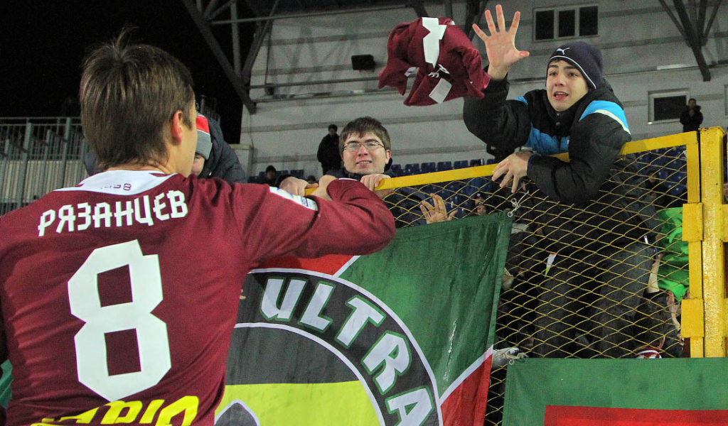 Александр Рязанцев полузащитник приветствует болельщиков