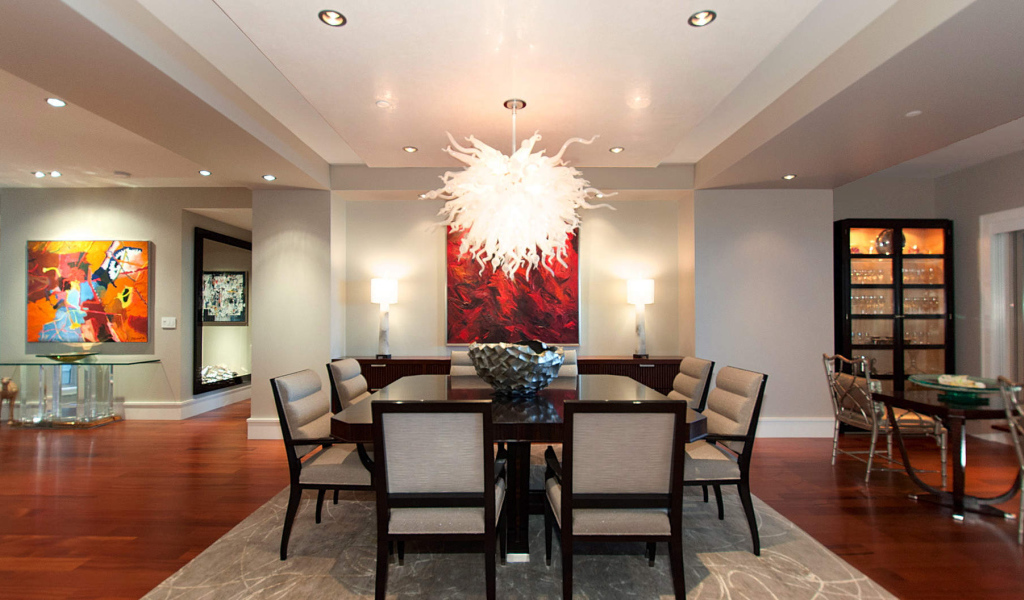 Необычная люстра в столовой