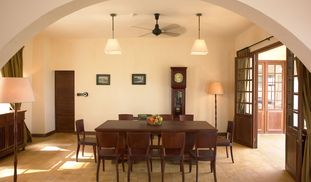 Арка на потолке в столовой