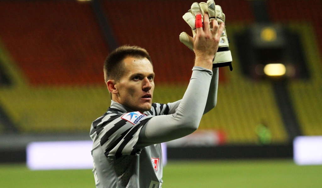 Артем Ребров вратарь Спартака на фоне трибун