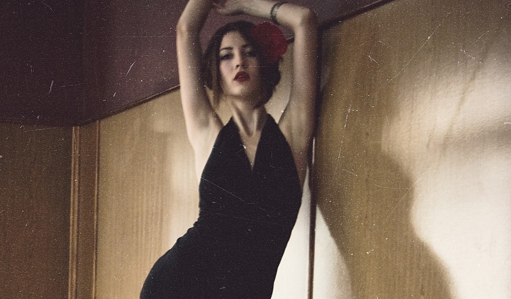 Азиатка в чёрном платье