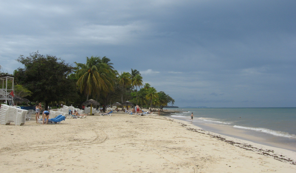 Осенний отдых на пляже на курорте Гуардалавака, Куба