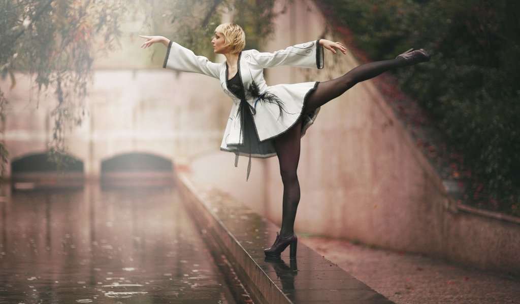 Балерина у реки