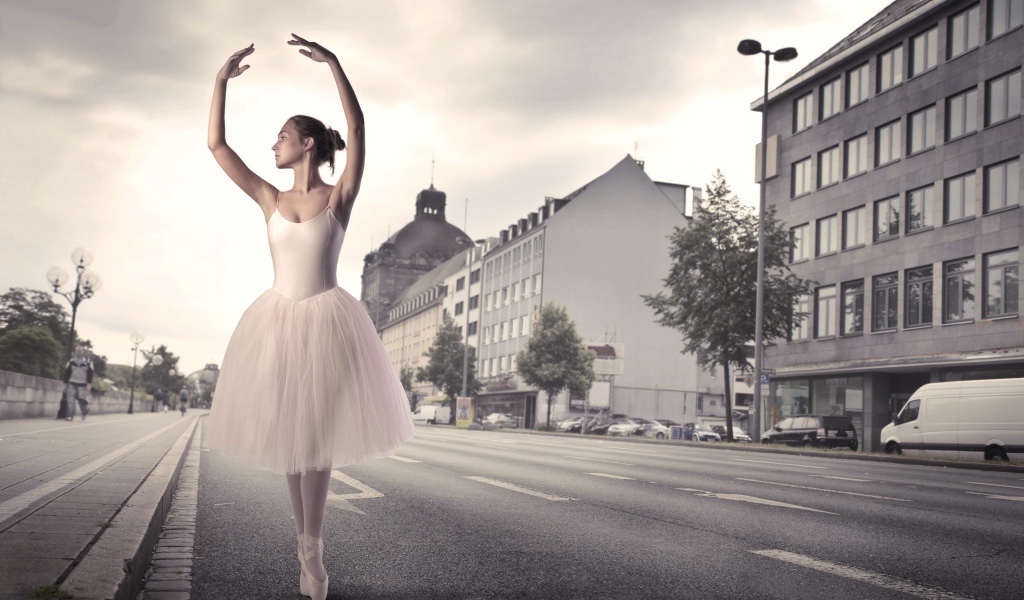 Балерина танцует на улице