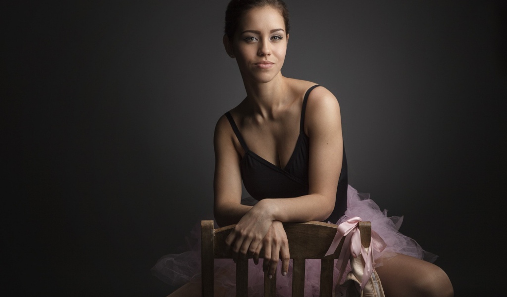 Балерина на стуле