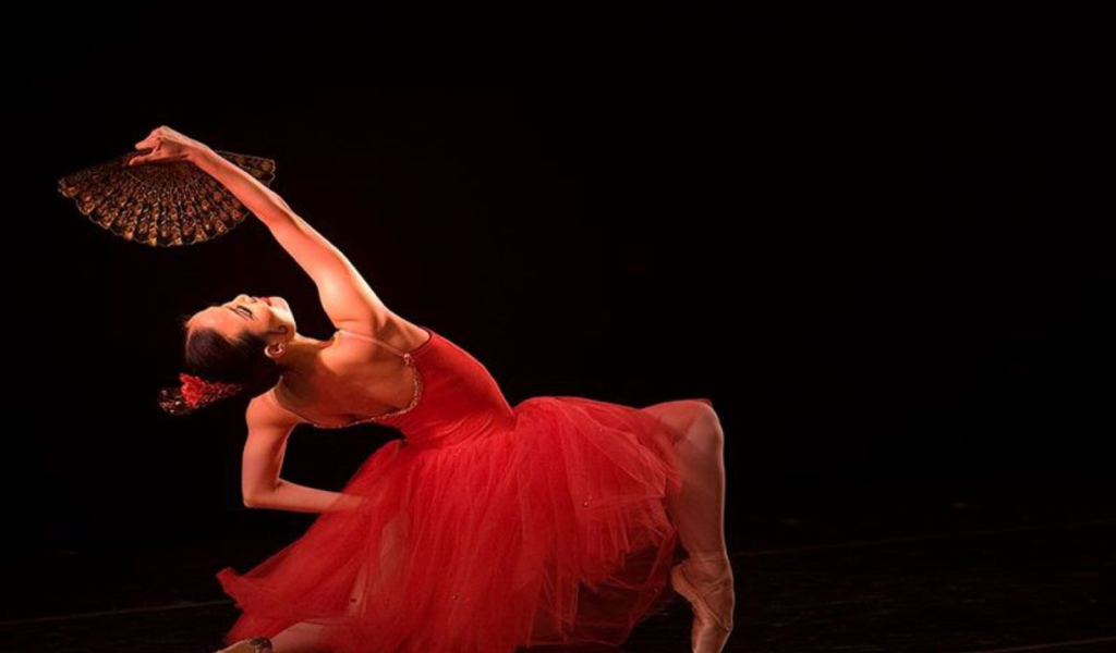 Балерина с веером
