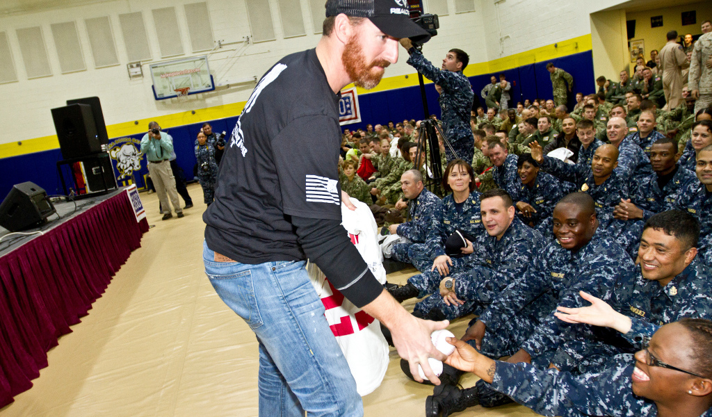 Бейсболист Адам Ляруш с военными