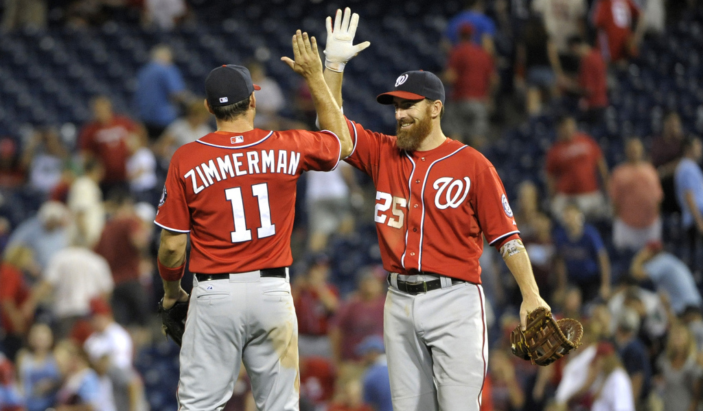 Бейсболист Адам Ляруш с товарищем по команде