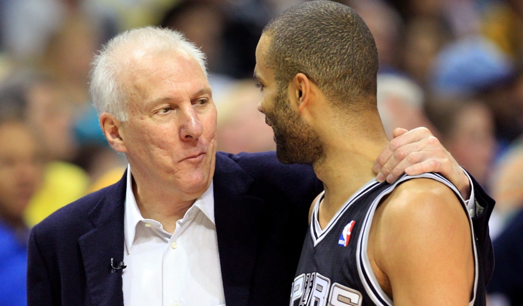 Баскетболист Тони Паркер с тренером Грегом Поповичем