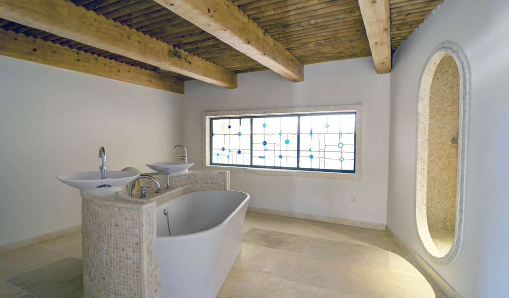 Ванная комната с деревянной крышей