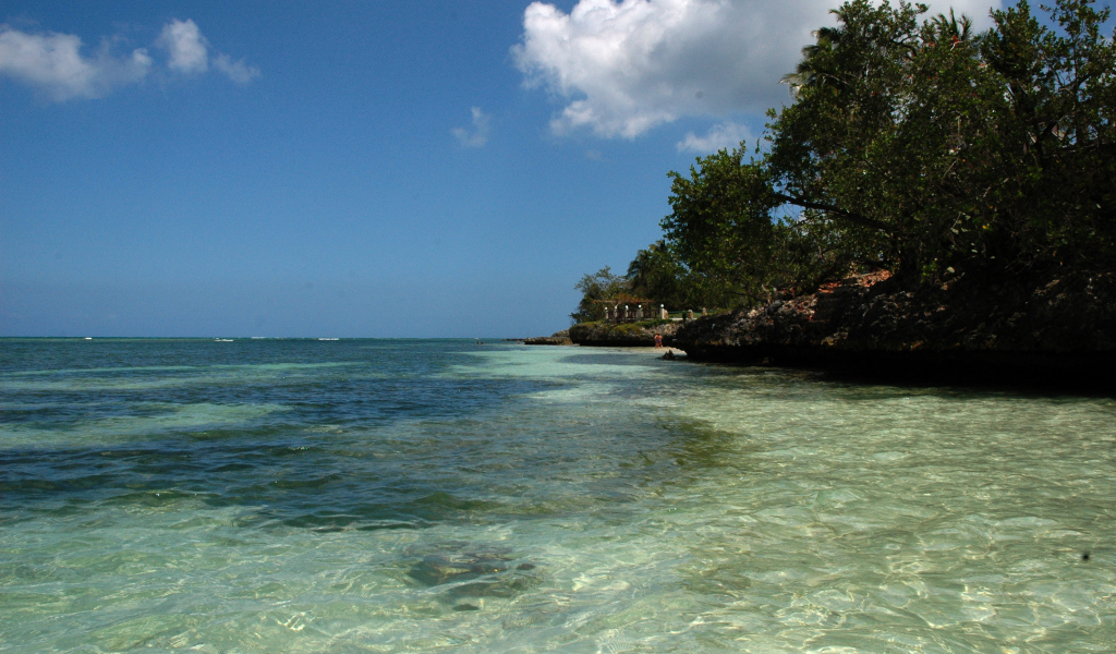 Залив на курорте Гуардалавака, Куба