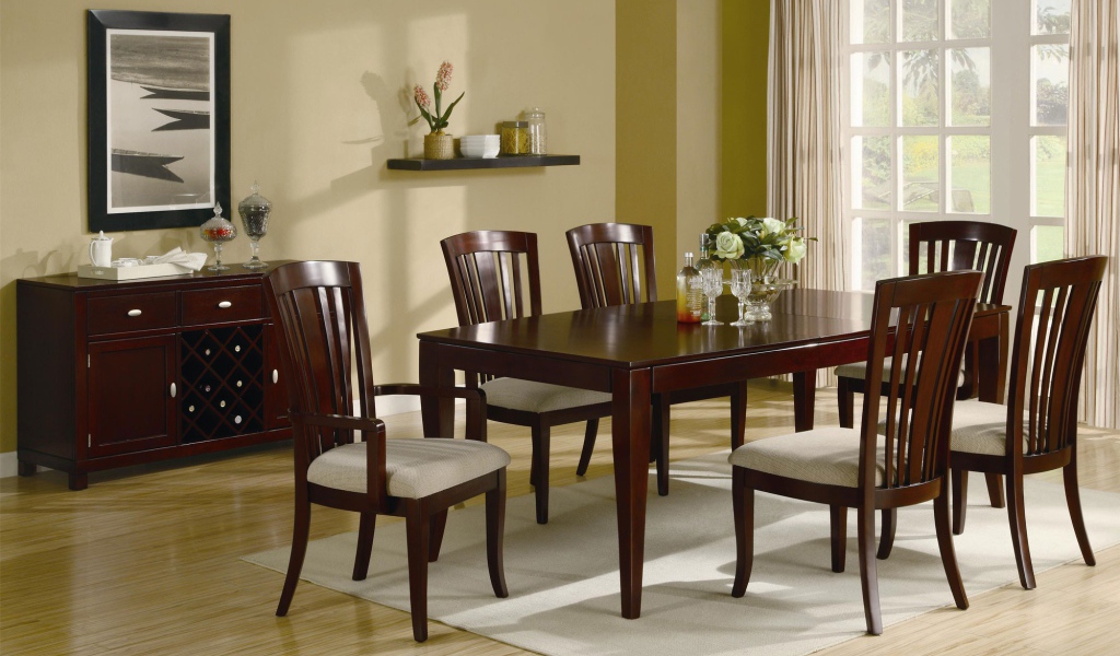 Красивая столовая в доме