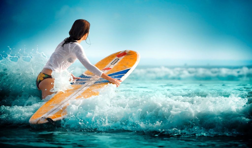Красивая девушка занимается серфингом