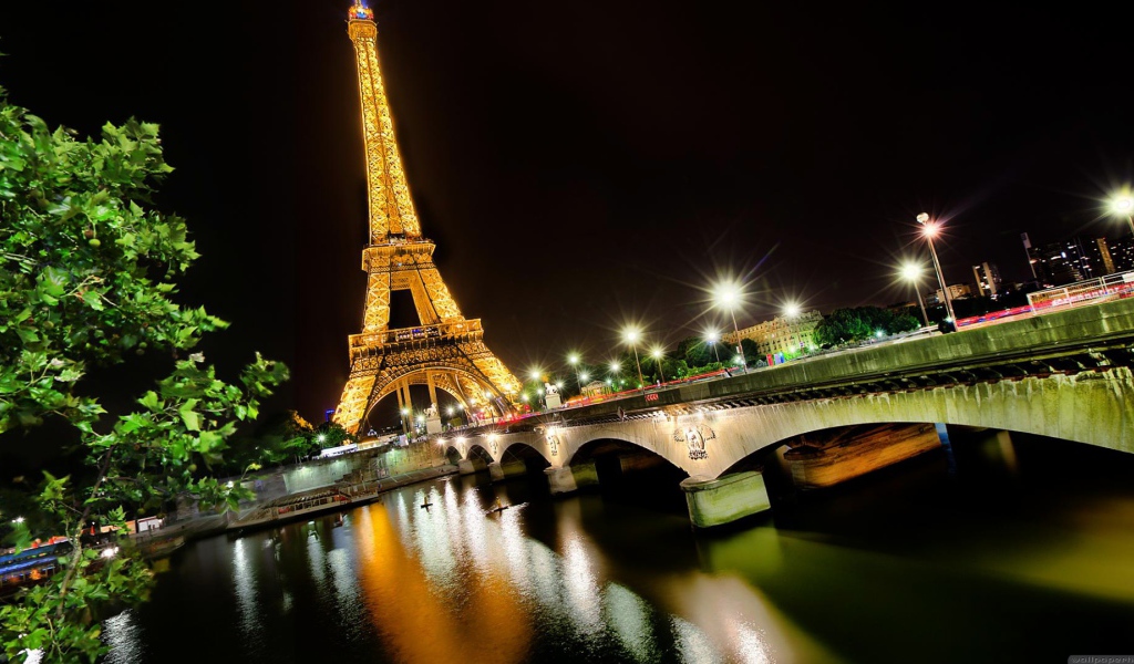 Красивая ночная фотография Эйфелевой башни