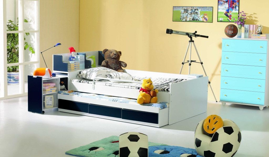 Кровать и игрушки в детской комнате