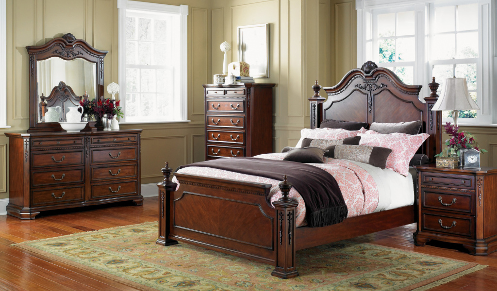 Кровать у окна в спальне