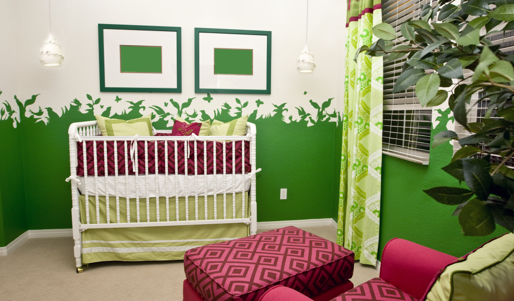 Кровать для малыша и кресло для мамы в детской