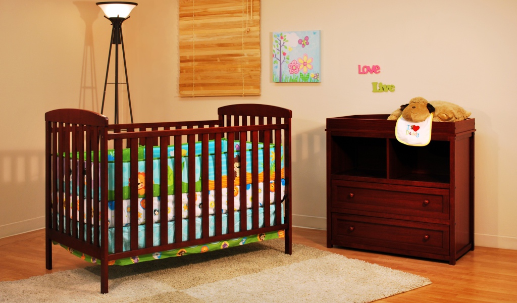 Кровать для грудного ребенка в детской