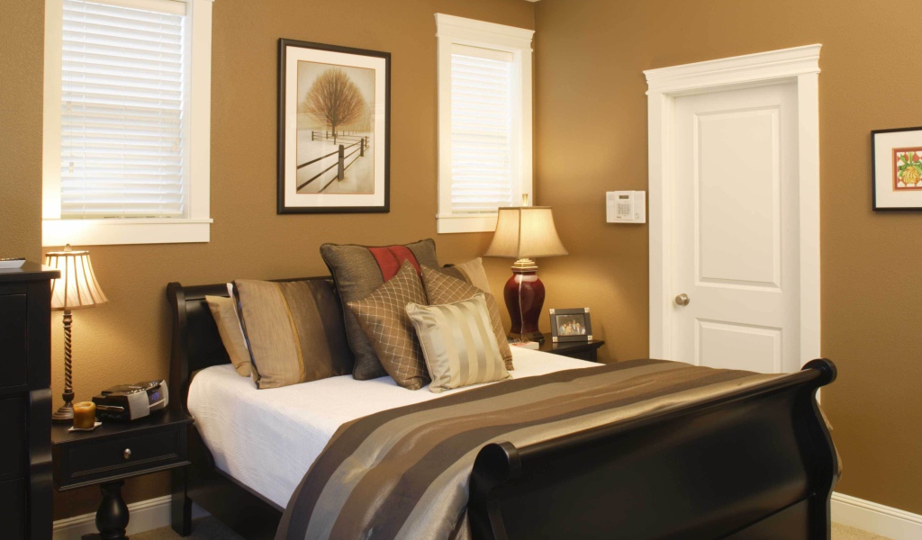 Кровать в спальне