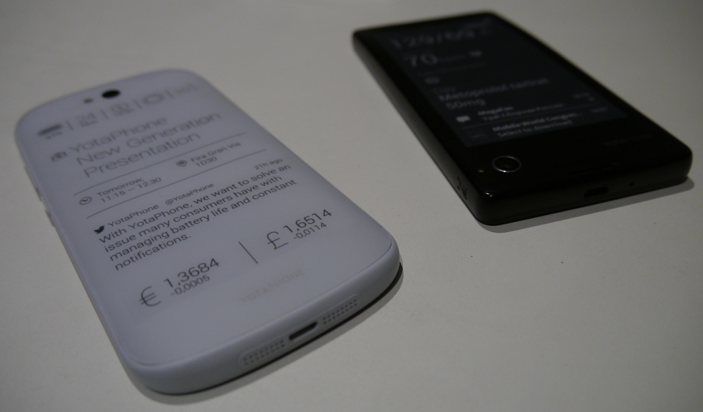 Черный и белый YotaPhone 2