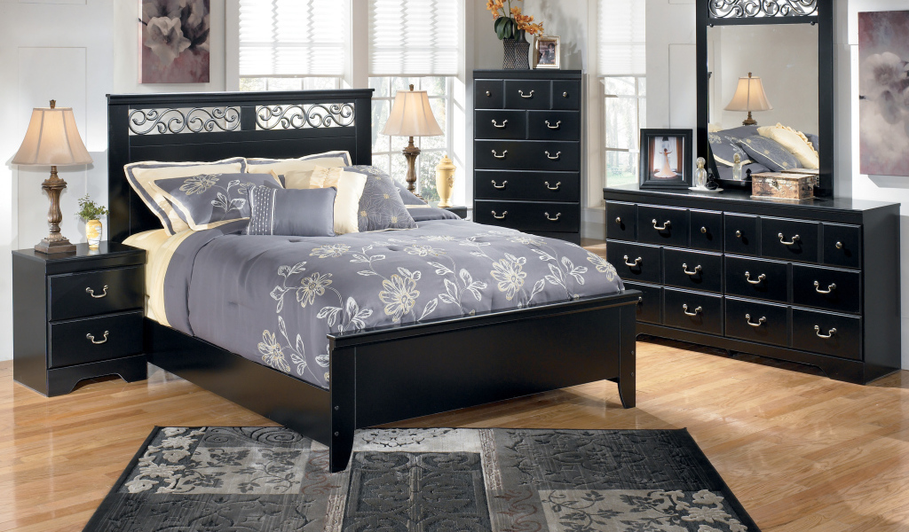 Черная кровать в спальне