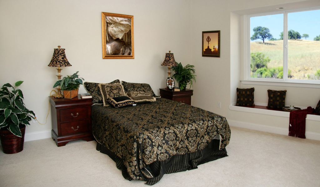 Черное покрывало на кровати в спальне