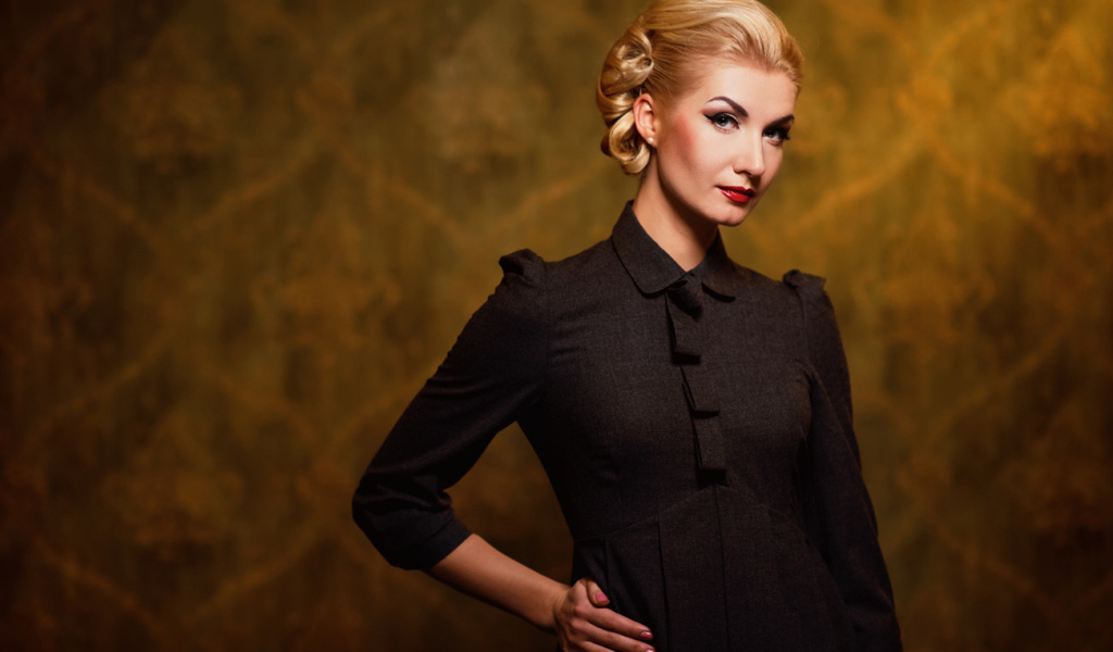 Блондинка на коричневом фоне