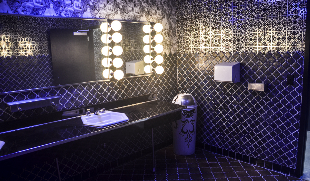 Сине черный кафель в ванной