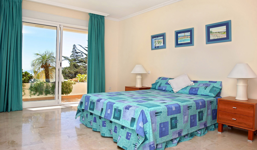 Голубые шторы в спальне