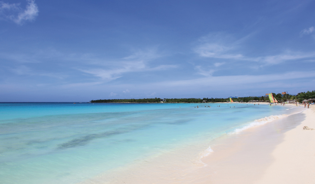 Голубая лагуна на курорте Гуардалавака, Куба