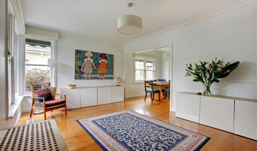 Голубой коврик в гостиной