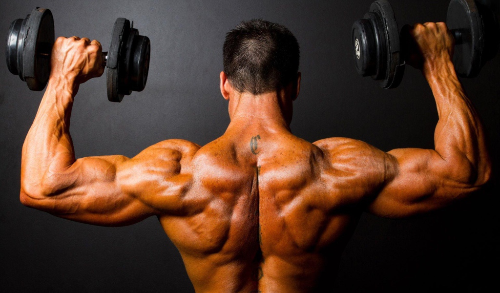 Бодибилдер с татуировкой