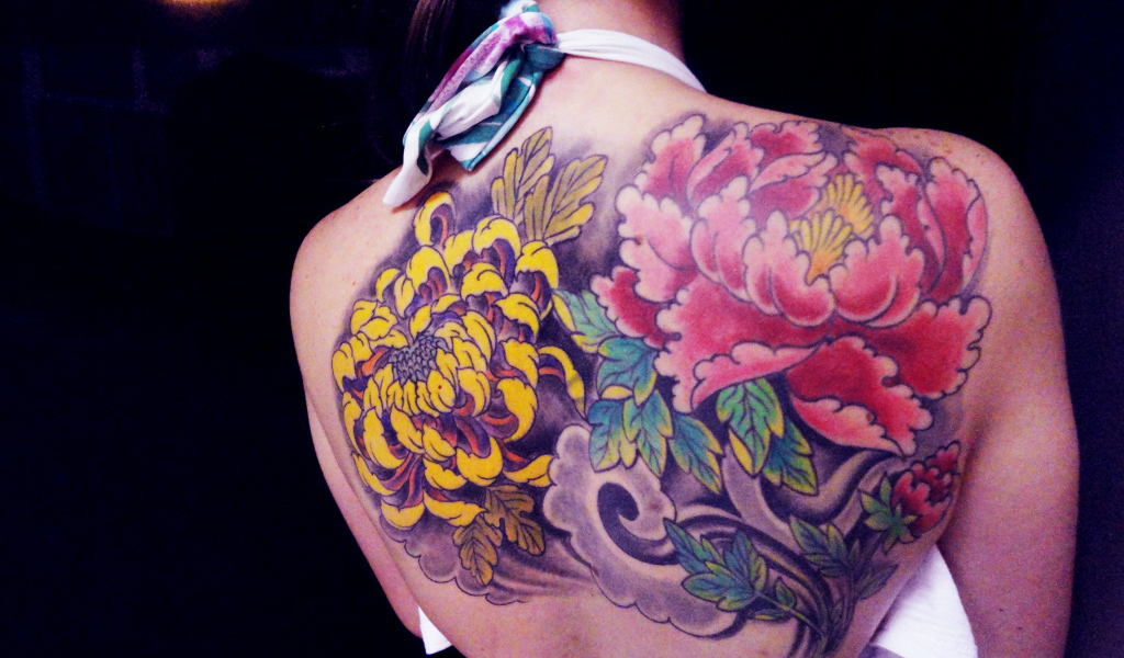 Тату букет на спине у девушки
