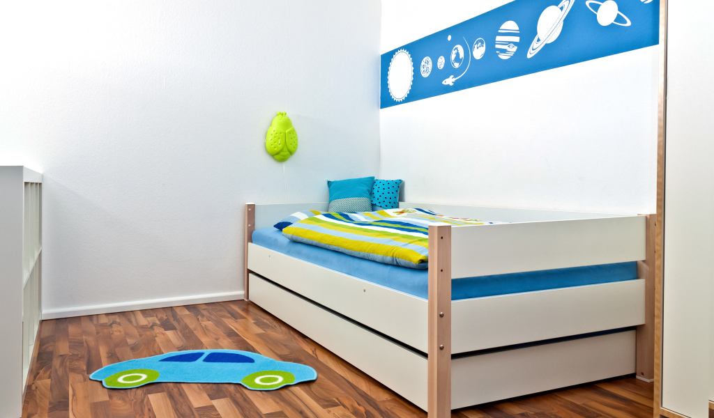 Яркая кровать в детской комнате