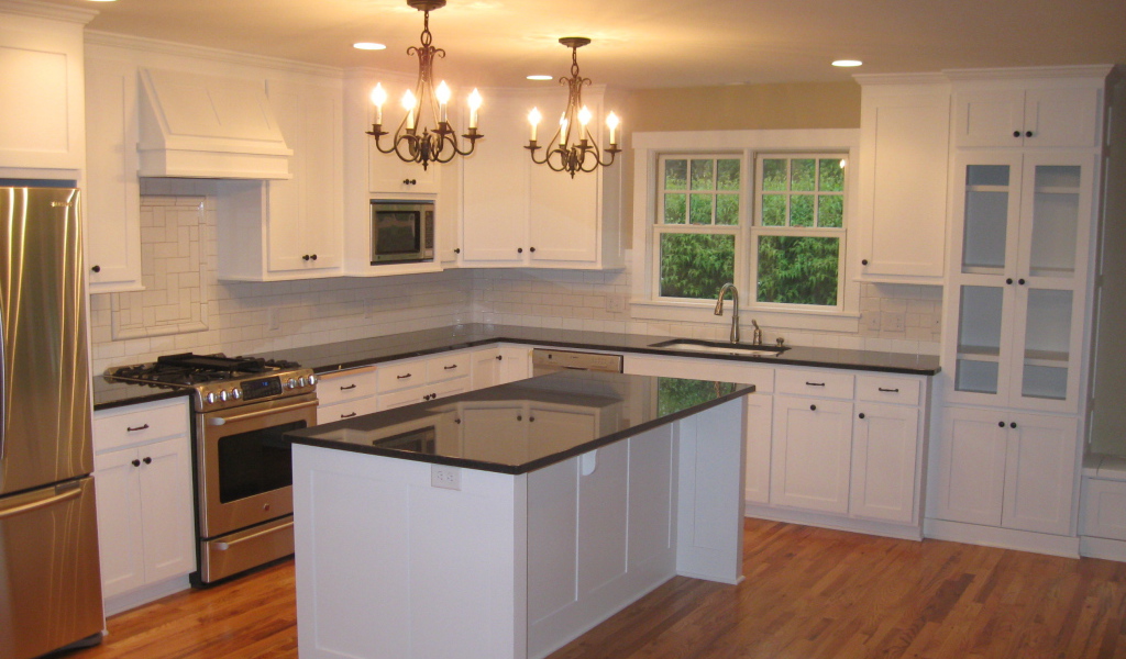 Яркие люстры на кухне