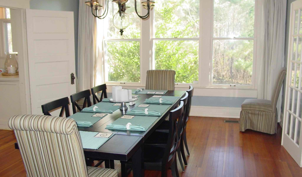 Светлая столовая в доме