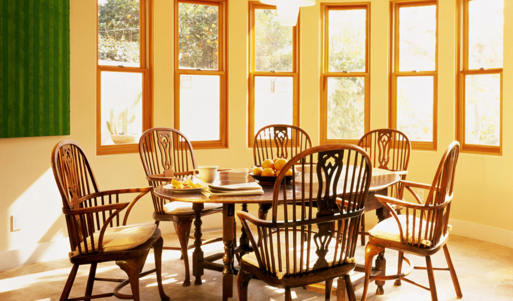 Солнечная яркая столовая