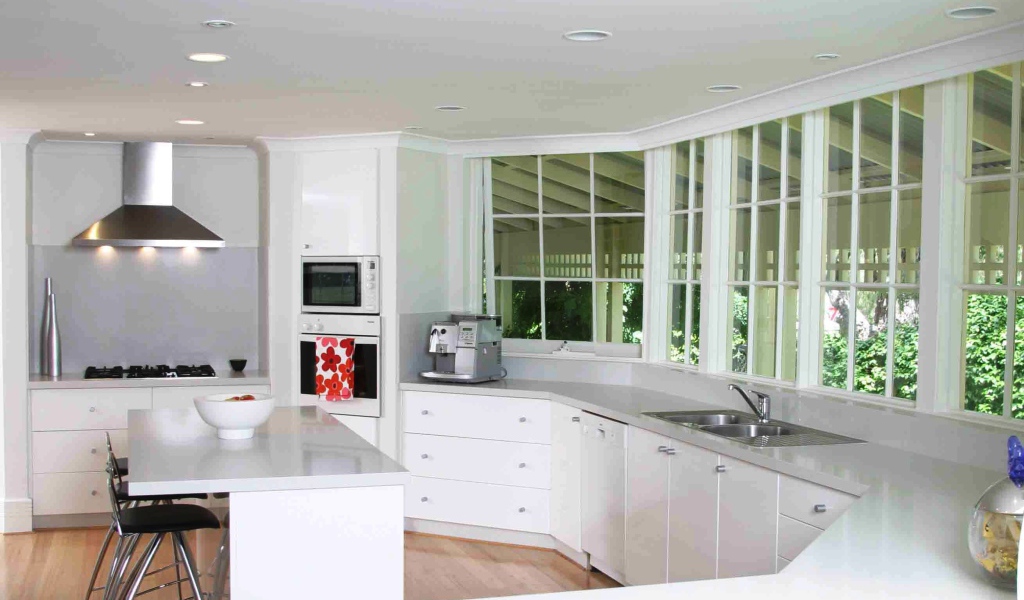 Ярко белая кухня