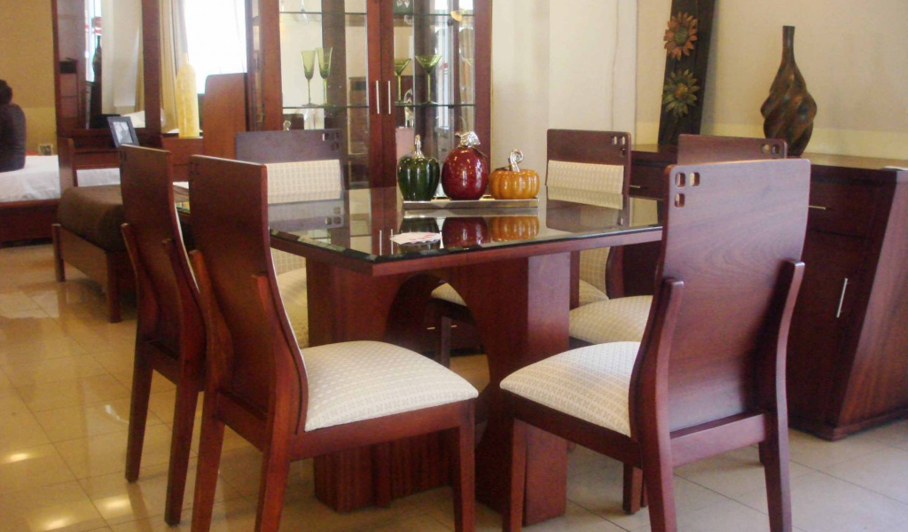 Коричневые стулья в столовой