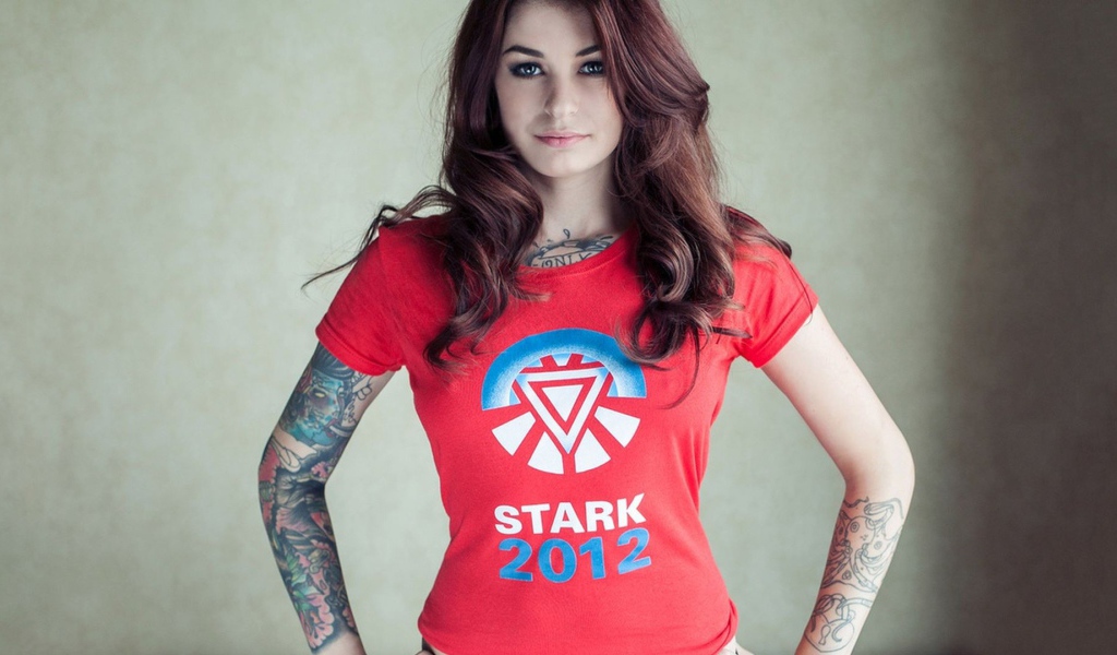 Шатенка с татуированными руками