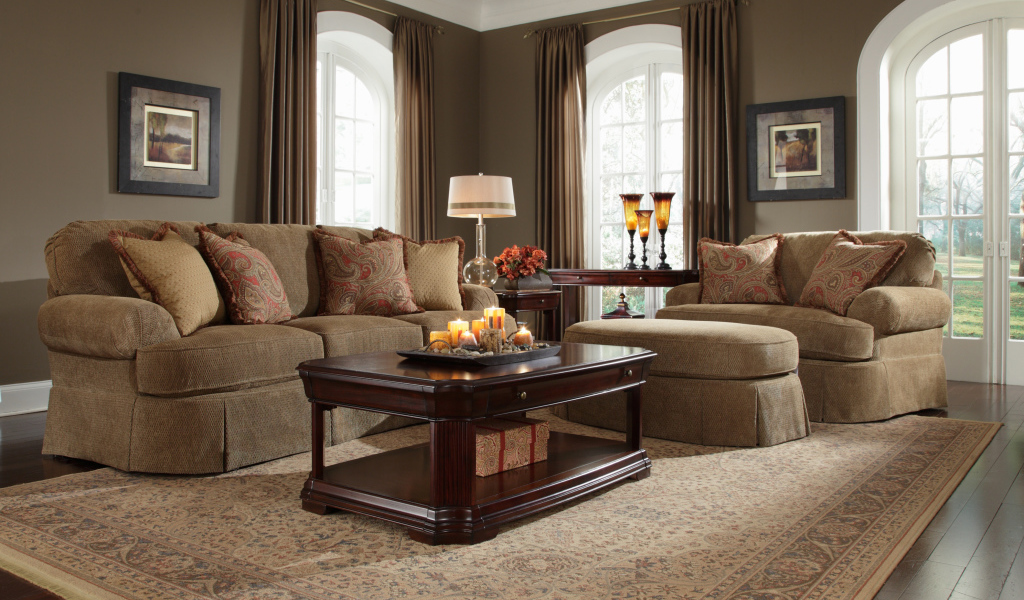 Коричневый диван в гостиной