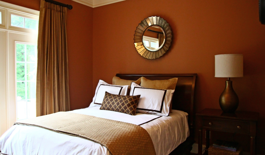 Коричневые стены в спальне