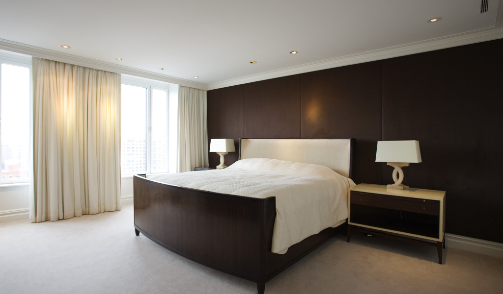 Коричневая стена в спальне