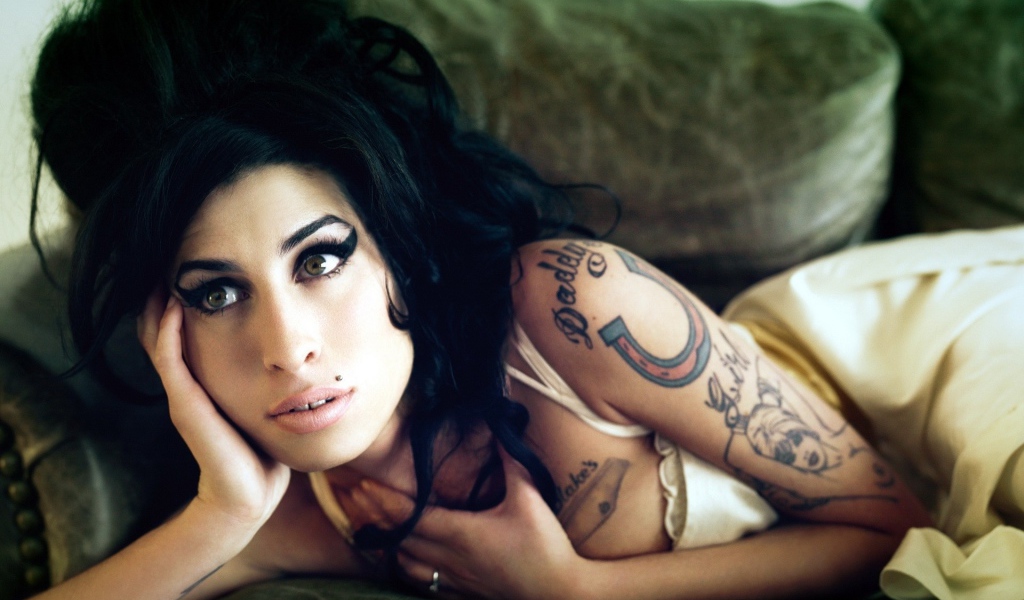 Девушка брюнетка с татуировкой