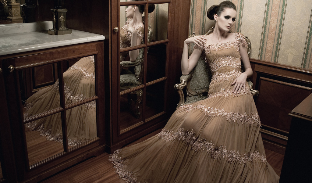 Брюнетка в шикарном платье