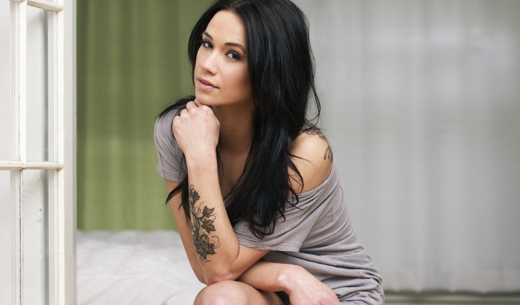 Брюнетка с тату на руке